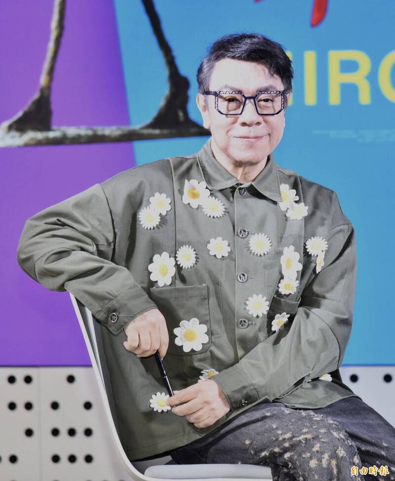 （影）雨中悼大S太堅強了  蔡康永望雕像嘆：妳應被好好疼愛