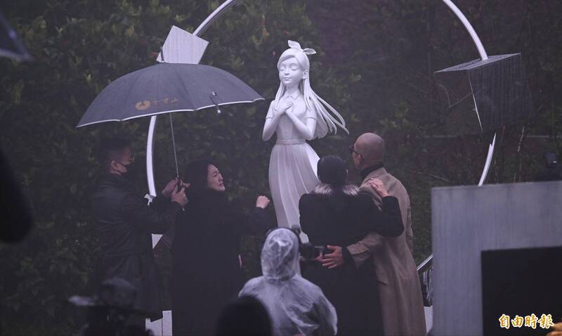 圈內大咖冒雨集結！現場響起《姊妹情深》  言承旭、周渝民現身引鼻酸