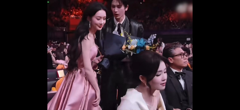 狹路相逢！白鹿「微博之夜」遇大咖前男友 秒翻白眼冷臉畫面流出