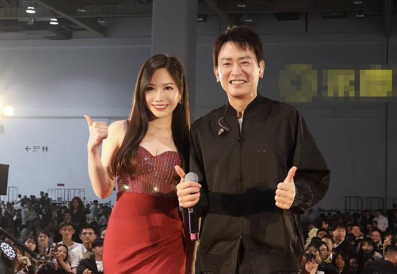 蔡尚樺超辣低胸禮服 同框王識賢屋頂險掀翻