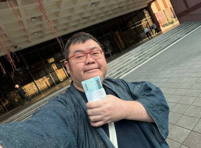 四叉貓遭群眾潑飲料踢打   和解被殺價1萬元