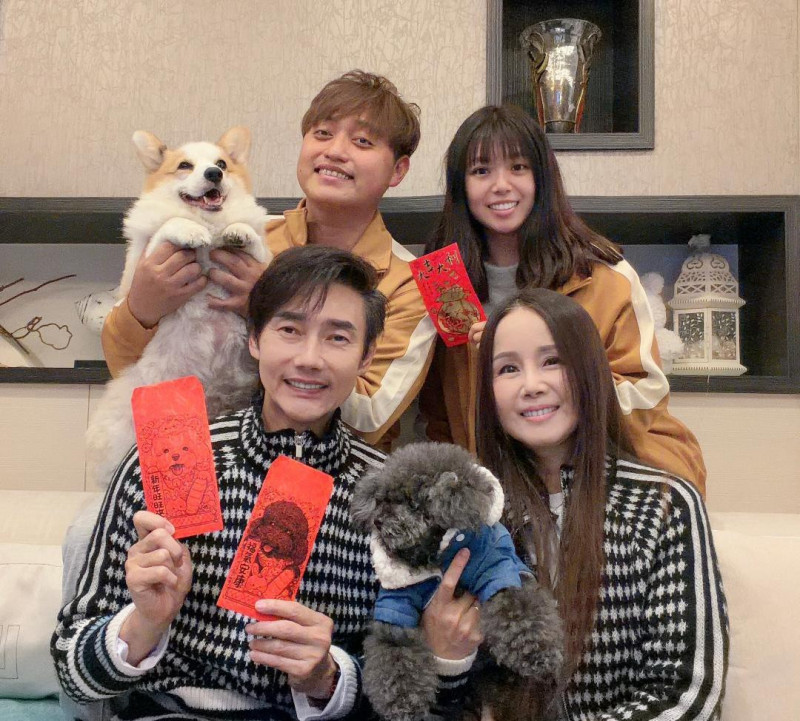 包偉銘除夕夜訂餐廳比搶演唱會門票難！團圓飯前先與愛妻劉依純拍全家福