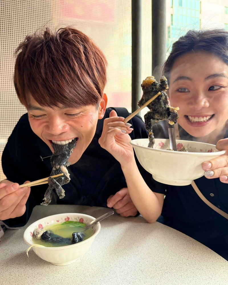 這畫面太衝擊！蔡阿嘎揪老婆啃整隻青蛙 北港名物震撼曝光