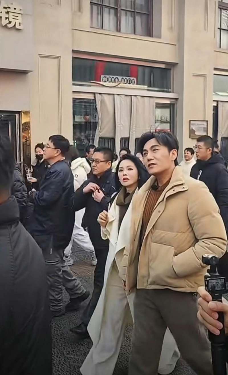 伊能靜糗了！與小10歲嫩尪放閃逛街 大衣「吊牌沒剪」被抓包