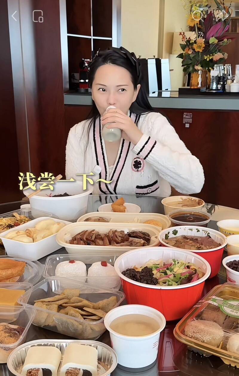 伊能靜挑戰北京「豆汁」秒變臉！ 表情失守直呼：我不太行