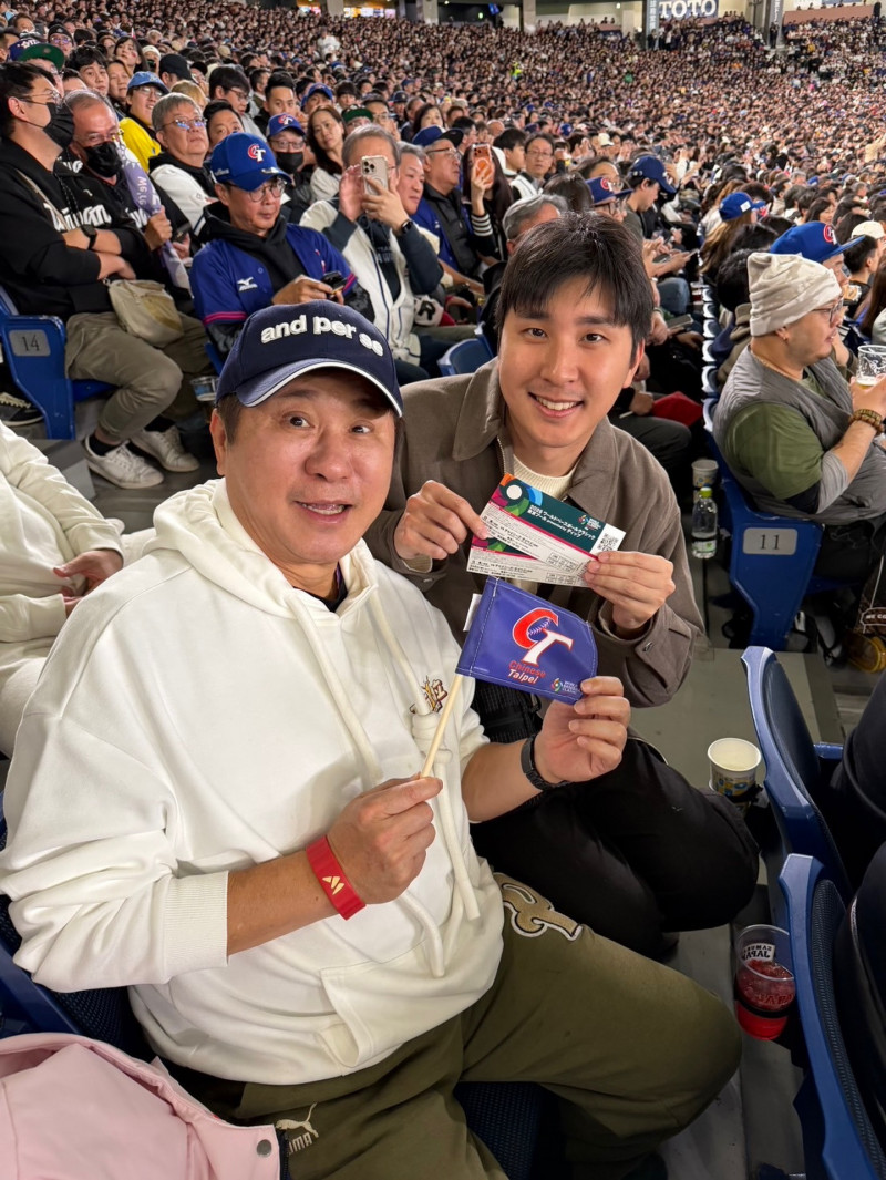 （影）胡瓜、胡釋安「舉台灣隊旗幟」應援 蔡阿嘎錄下大谷翔平滿貫砲瞬間