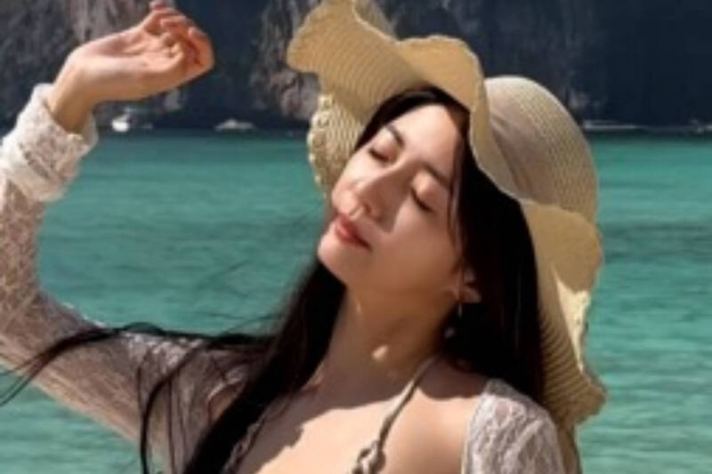 慈妹普吉島慶生 透視罩衫敞開比基尼辣翻粉絲