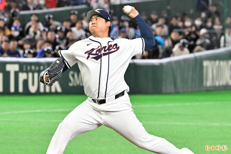 韓國王牌投手柳賢振登場 網友笑：RM撕名牌那位