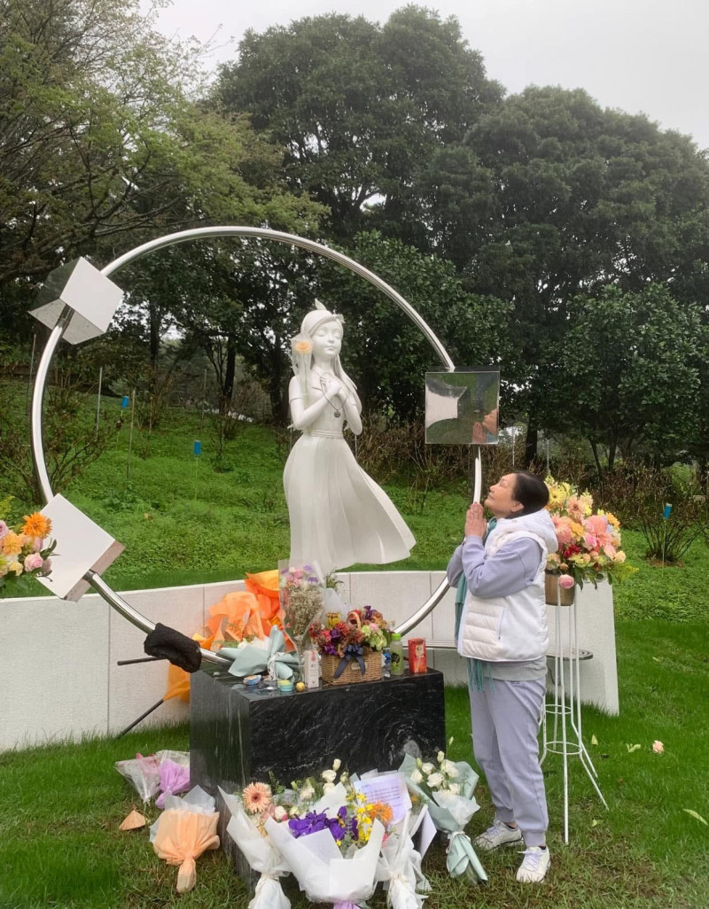 S媽探大S紀念雕像 曝具俊曄病中守護愛妻