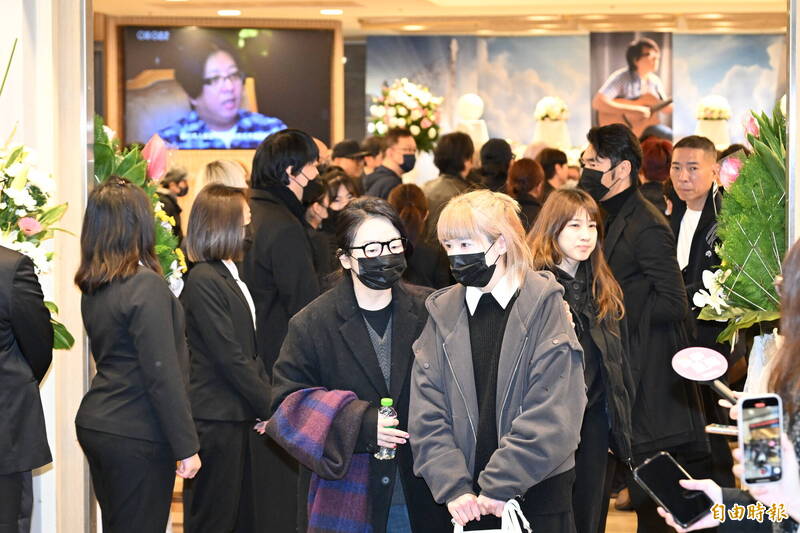 曝遭前夫家人禁止出席？陸元琪現身袁惟仁告別式 神色哀戚送最後一程