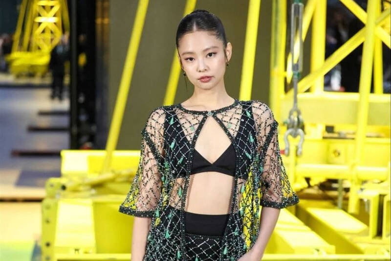 Jennie巴黎遭包夾逼簽名  社群試裝比中指畫面瘋傳