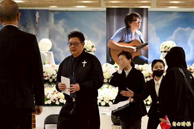 直擊！風雨中送別袁惟仁 林俊傑送花莫凡也來了