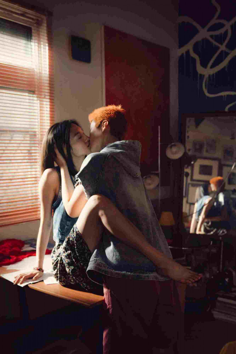 學霸女神親密戲自己看了都臉紅 新片港澳票房爆、台灣搶先場完售