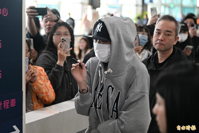 李泳知太寵粉！小港機場狂簽名 嗨收「台灣LV」當禮物