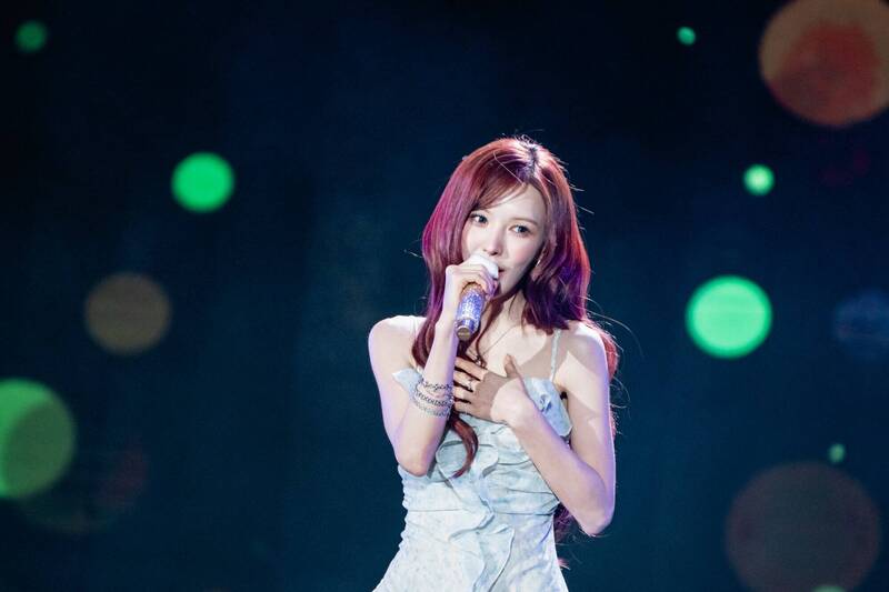 （直擊）Wendy現身高雄太可愛！小跑步奔向粉絲：可以打招呼嗎