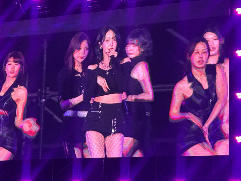 （直擊）台粉大合照喊YA！VIVIZ瞬間回頭：太勾錐了吧