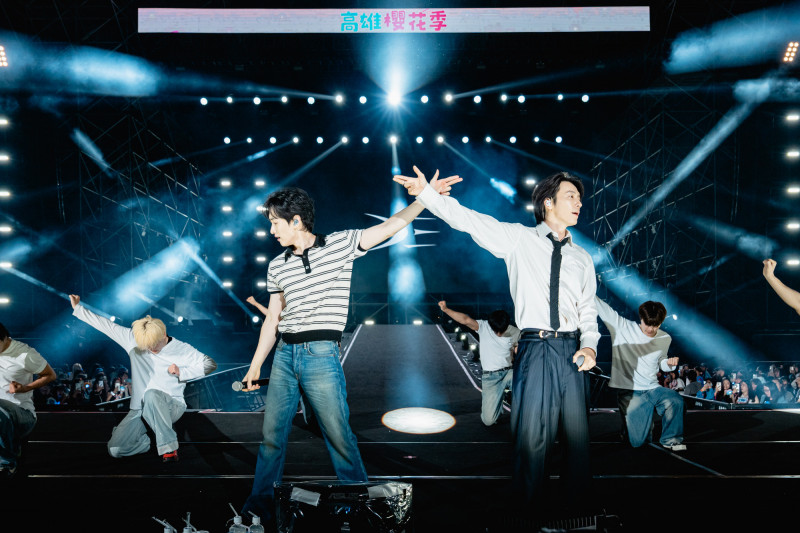 （直擊）SJ東海、銀赫抱抱好閃！寵粉問E.L.F.：可以唱到熬夜嗎