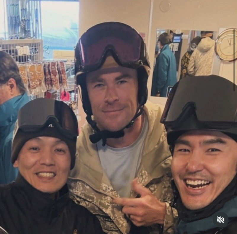 北海道滑雪遇到「野生」雷神索爾！春風竟用台語揪玩自拍