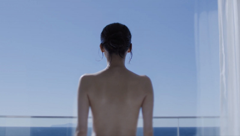 綾瀨遙「上半身全裸」入鏡 畫面太撩又引戰