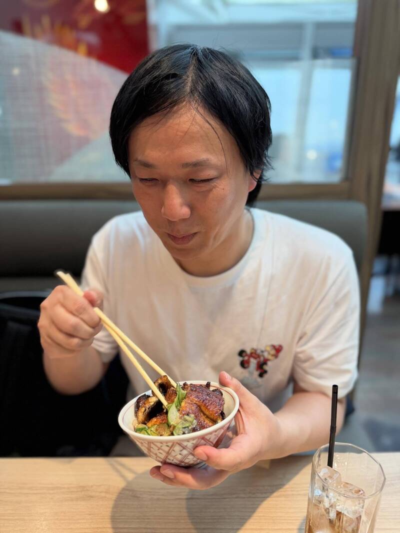 蕭煌奇吃魚顧眼睛   照片曝光按讚破14萬