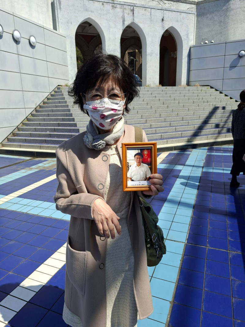 陳佩琪攜柯文哲照片出席兒子畢業典禮 美女律師驚呼：是真愛