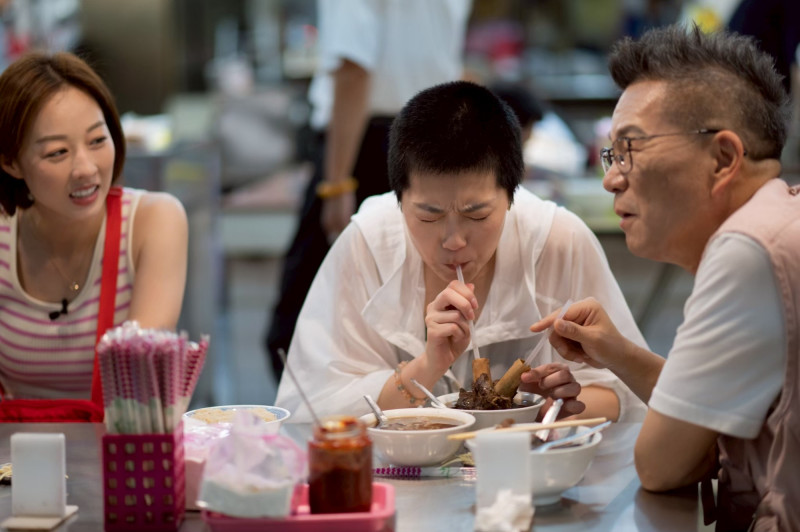 陪父抗癌剃平頭！曹雅雯隔20年回故鄉台南突淚崩