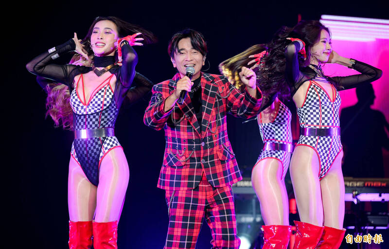 吳宗憲共舞火辣Luxy Girls 驚遇2男衝上台露出「天鵝頭」鬧場