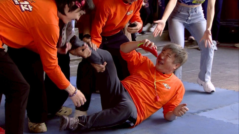 胡瓜拚過頭！錄影「雙腳被抬起」 驚傳站不穩險摔地