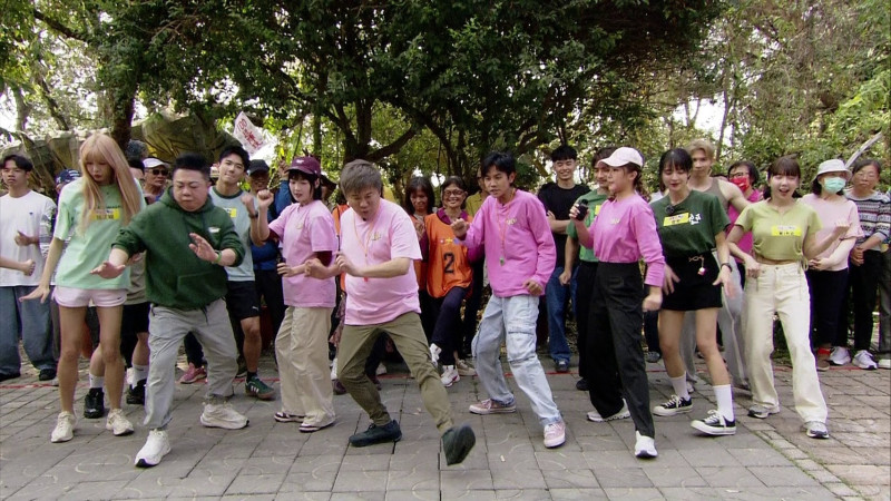 胡瓜《大集合》神還原魔性舞 無尊慘翻車對比超淒涼