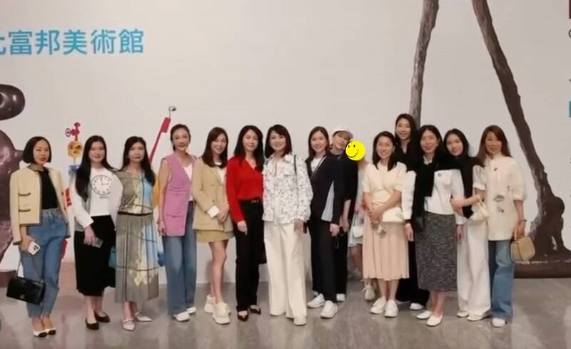 郭董快看！曾馨瑩短裙現身「長腿太搶鏡」 蔡依珊豪門貴婦行蹤曝光