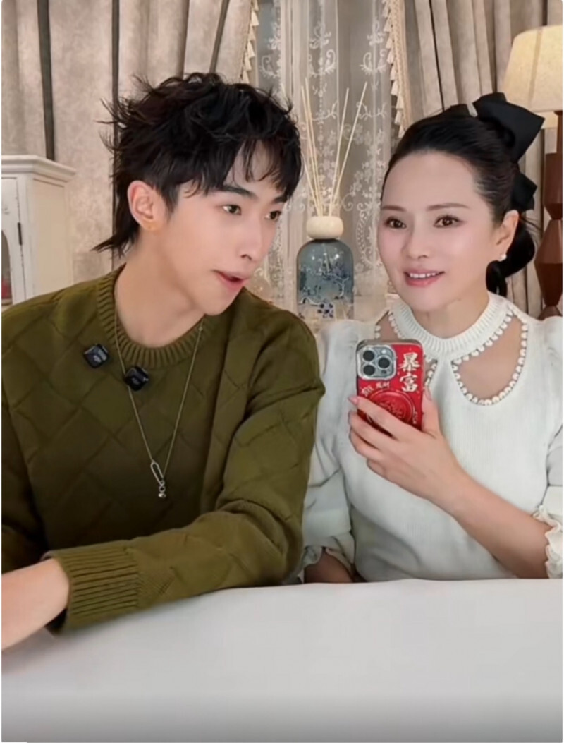 伊能靜再婚秦昊內幕曝光了 全靠小哈利一句話