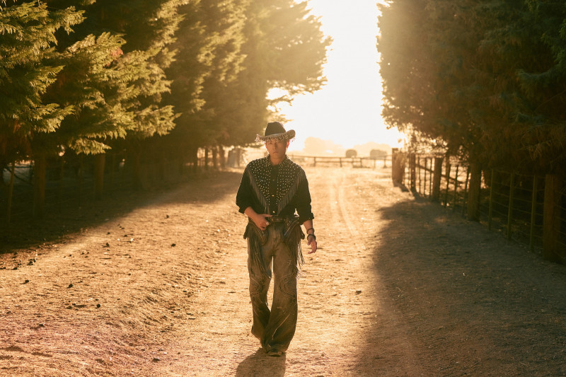 周杰倫「牛仔很忙」重出江湖 昆凌叔叔驚喜現身長這樣