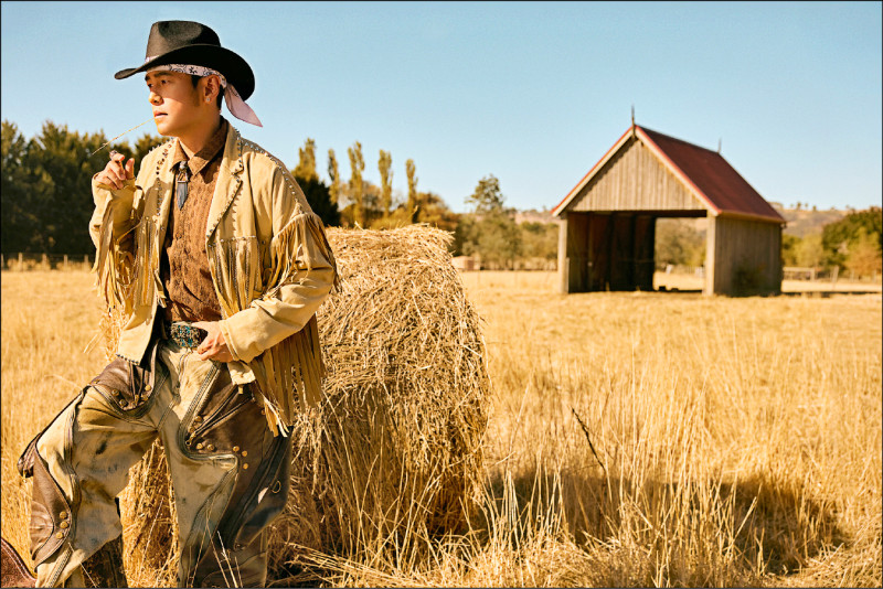 周董牛仔裝扮踏上墨爾本鄉間的路-帶領快樂小夥伴 走上人生音樂道路