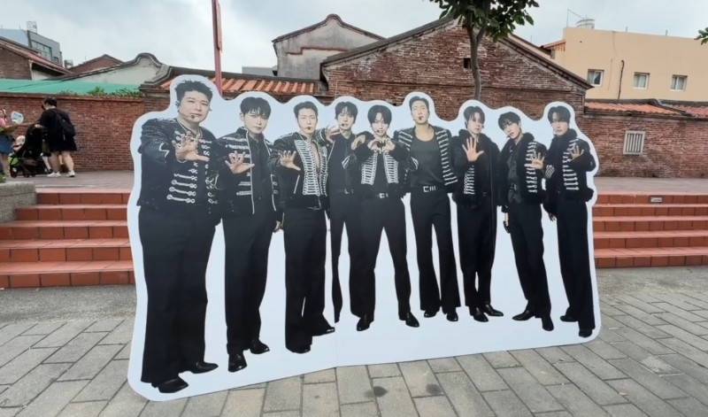 Super Junior人形立牌現身鹿港 E.L.F.嗨翻天！