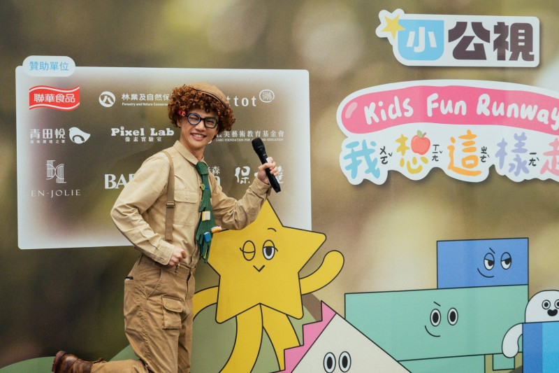 王伯源領軍百位孩童變裝秀 揭「手抖無法彈琴」黑歷史