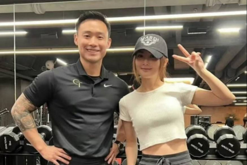 阿Sa無預警曬婚戒 閃嫁小10歲鮮肉教練 身價背景全曝光