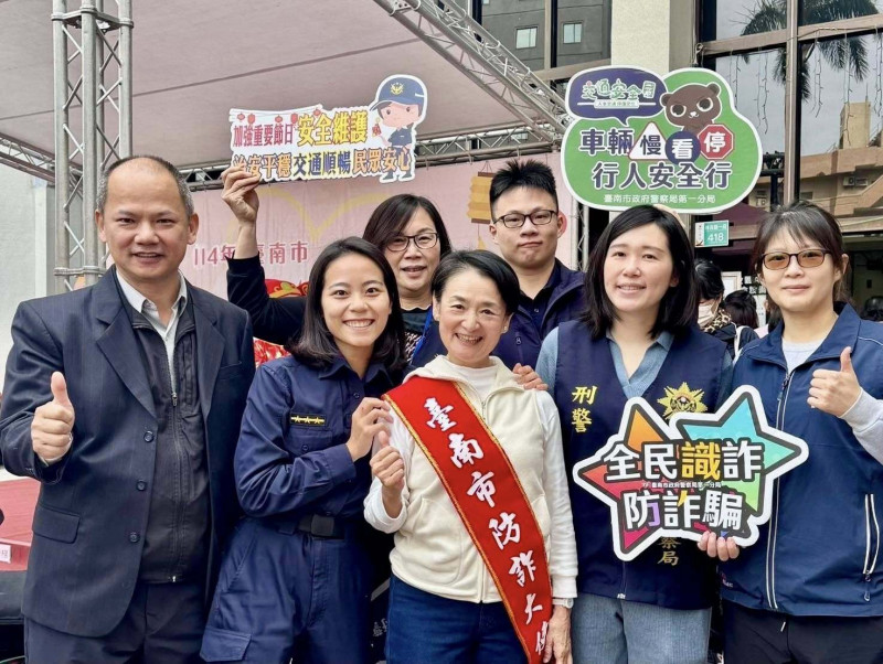 台南女警鄭詠心告別式...譚艾珍深夜曝鄭媽媽心碎呼喚：那不是詠心