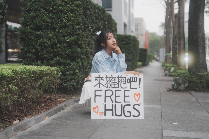 學霸女星去年才結婚！突現身信義區求抱抱 與老公真實互動曝光了
