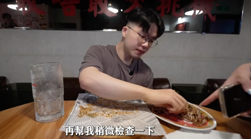 輸不起？吃貨豪豪挑戰雞翅「被逼重啃骨頭」 店家收低消遭轟吃相難看