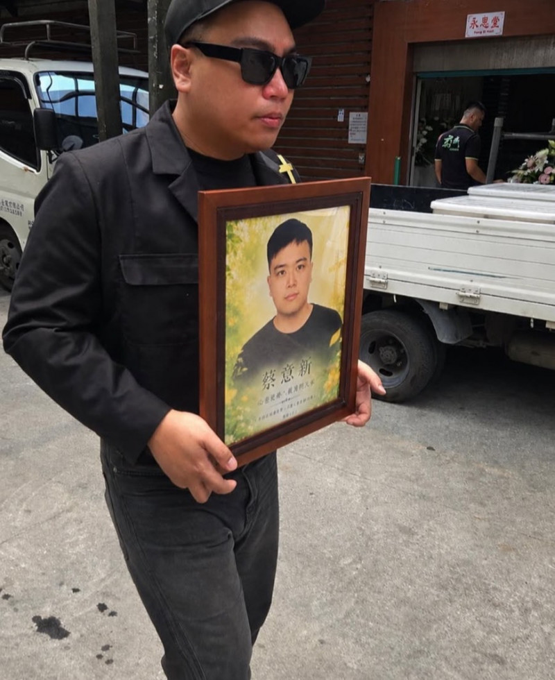 《紅人榜》男星27歲胞弟猝逝 捧遺照告別悲慟發聲