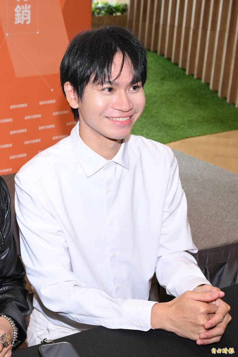 Andy白沙灣摟腰美女經紀人！爆熱戀回應了