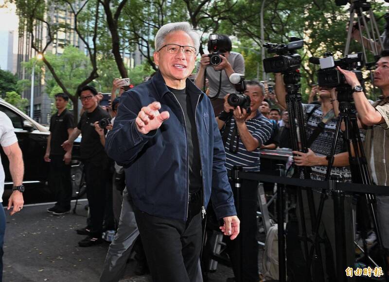 Meta AI求生欲爆棚！「黃仁勳PK韓團誰穿Dior帥」答案網笑翻