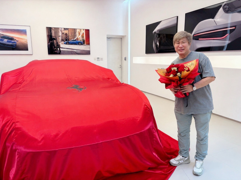 胡瓜67歲生日收「千萬級大禮」！開箱人生首台法拉利：整晚沒睡