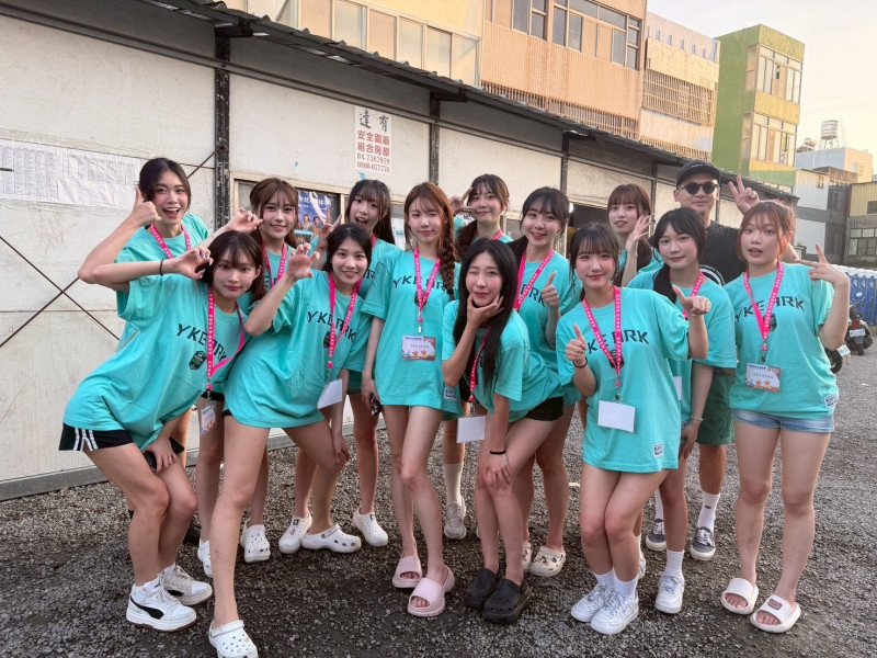 啦啦隊女孩下水划龍舟！「上船秒當機」驚曝險翻船