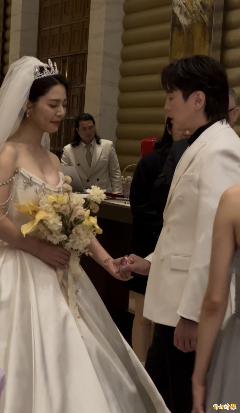 白家綺婚禮前淚崩！ 牽手吳東諺禱告畫面惹哭全場