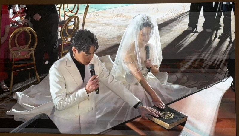 白家綺婚禮突下跪！夫妻緊握聖經畫面逼哭全場