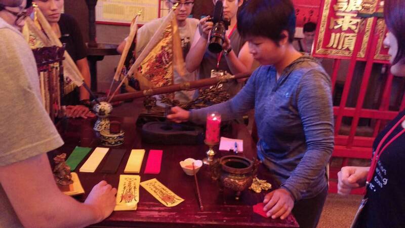 莫忘世上蠢人多！ 通靈少女罕見發聲碎碎念