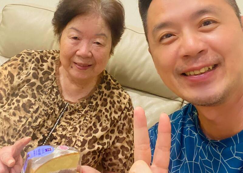 作家生日沒吹蠟燭  花2小時鼓勵母親別把這事掛嘴邊