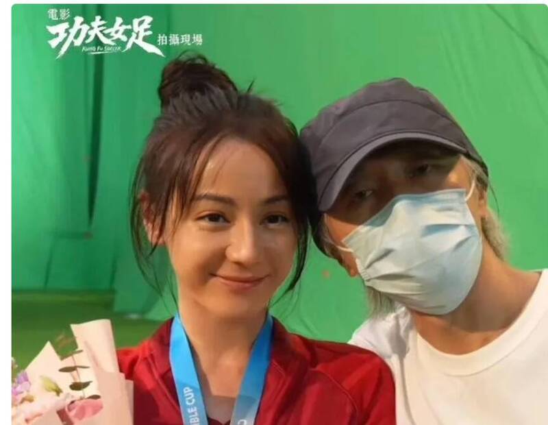 迪麗熱巴為星爺增胖8公斤  《女足》素顏苦練十二路彈腿射門