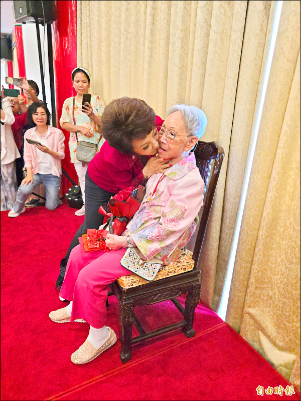 楊燕辦壽宴跪謝106歲母 湯蘭花、江彬大咖齊聚